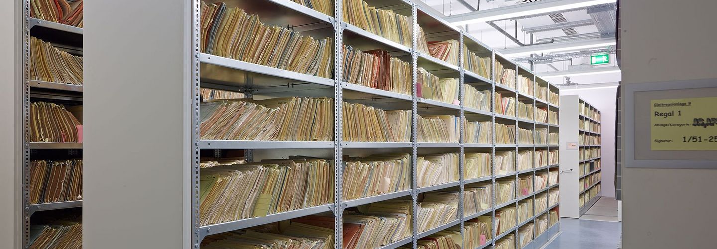 Regale im Stasi-Unterlagen-Archiv Berlin