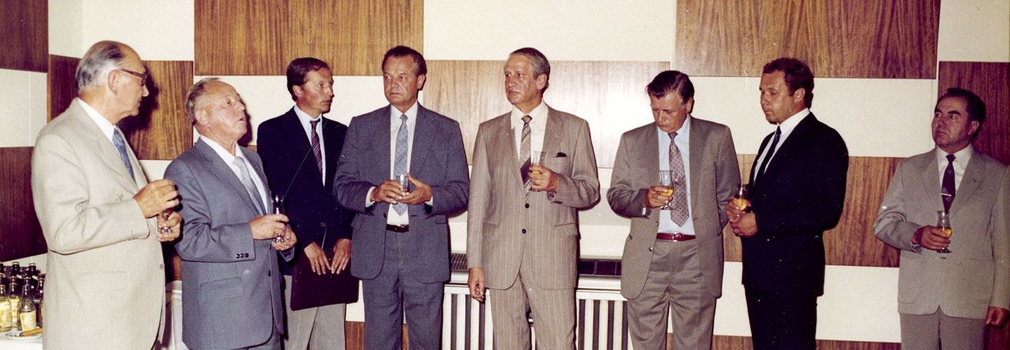 Heinz Felfe und Erich Mielke (1. und 2. von links) bei einer Feier anlässlich der Auszeichnung von Dokumentarfilmern im Informationszentrum des MfS am Weidendamm