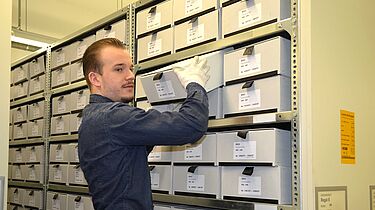 Auszubildender beim Ausheben von Akten im Stasi-Unterlagen-Archiv