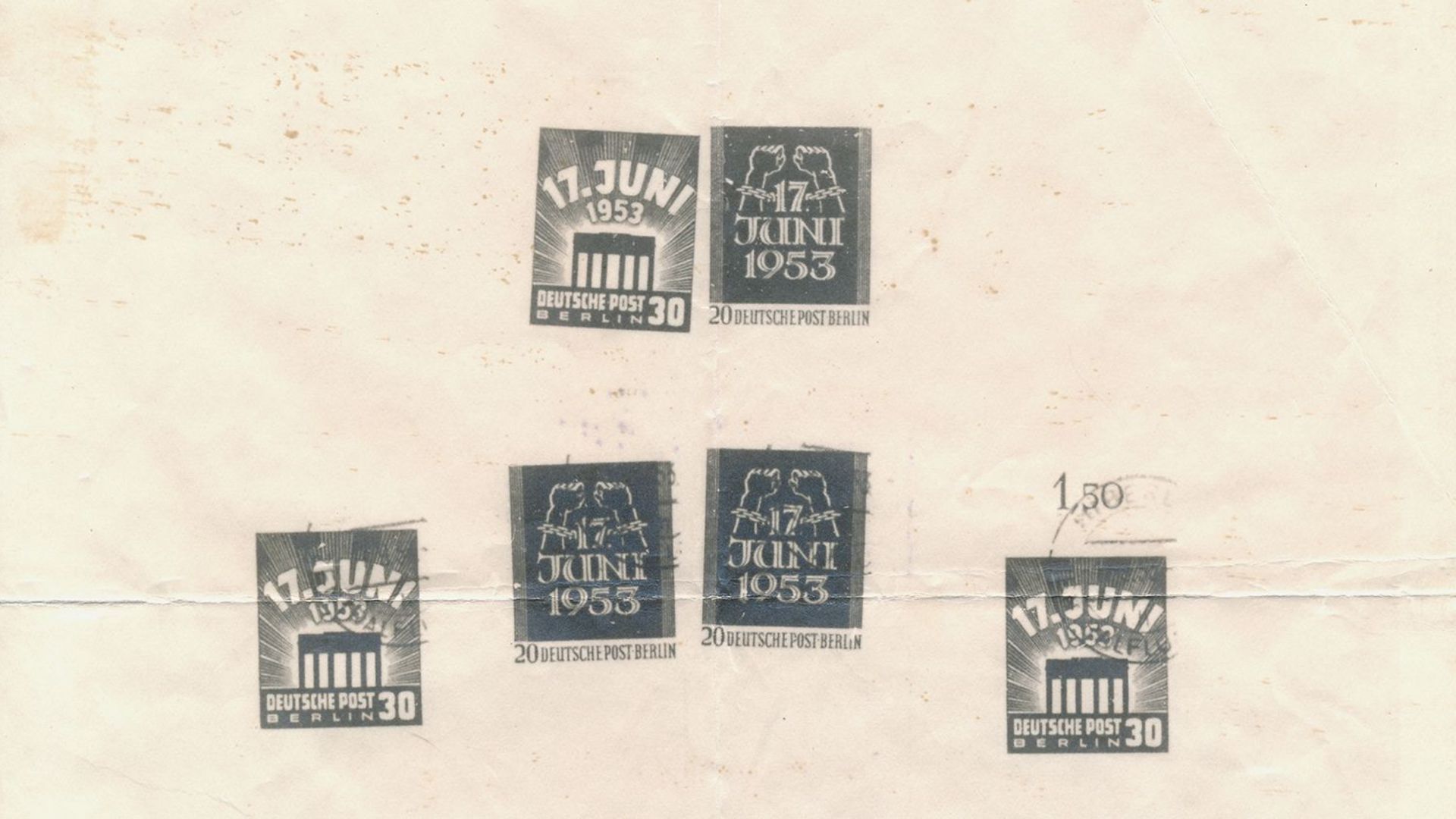 [Es ist eine schwarzweiße Kopie von zehn abgestempelten Briefmarken zu sehen, die ungleichmäßig verteilt sind. Dabei handelt es sich zum einen um eine 30 Pfennig Marke, auf der über dem Brandenburger Tor "17. Juni 1953" zu lesen ist. Die 20 Pfennig Marke zeigt zwei Fäuste in gesprengten Ketten, hier ist "17. Juni 1953" in der Mitte platziert. Beide Sondermarken wurden von der Deutschen Post Berlin ausgegeben.