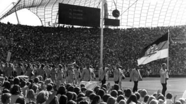 Die Olympioniken der DDR marschieren in das Olympiastadion in München ein.