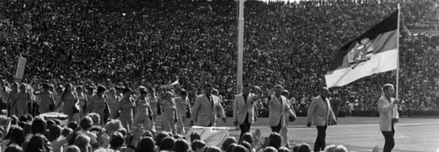 Die Olympioniken der DDR marschieren in das Olympiastadion in München ein.