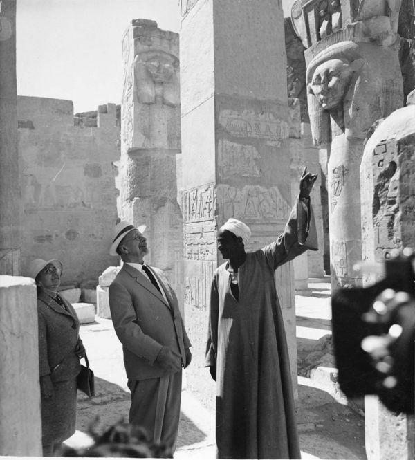 Ein Araber gibt dem Staatsratsvorsitzenden Walter Ulbricht (links) Erläuterungen im Tal der Könige.