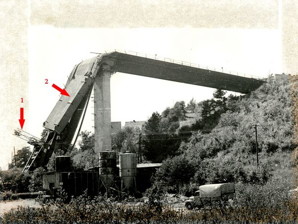 Schwarz-Weiß-Bild der eingestürzten Stauseebrücke Zeulenroda