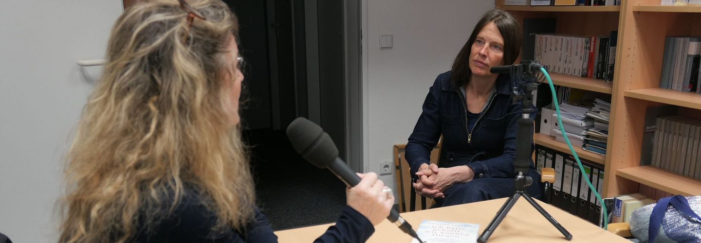 Dagmar Hovestädt, Sprecherin des Bundesbeauftragten, im Gespräch mit Autorin und Künstlerin Caroline Labusch.