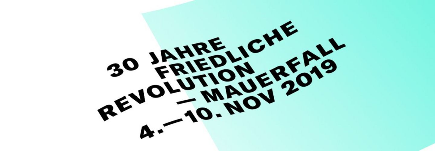 Das Banner trägt die Aufschrift: '30 Jahre Friedliche Revolution - Mauerfall 4. - 10. Nov 2019'