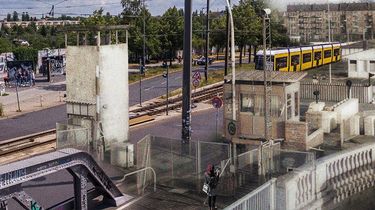 Das Bild zeigt eine Bildmontage der Bornholmer Straße an der Berliner Mauer