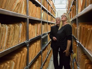 Roland Jahn und Katrin Budde betrachten Akten im Stasi-Unterlagen-Archiv