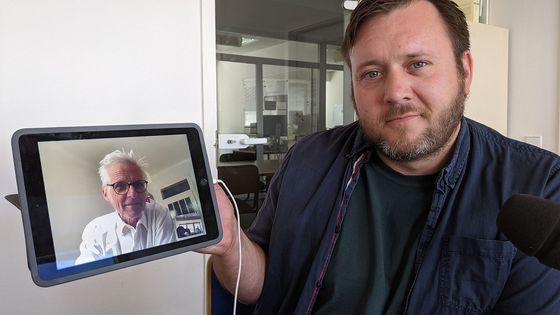 Maximilian Schönherr (links in einer Videokonferenz auf einem Tablet) und Martin Stief