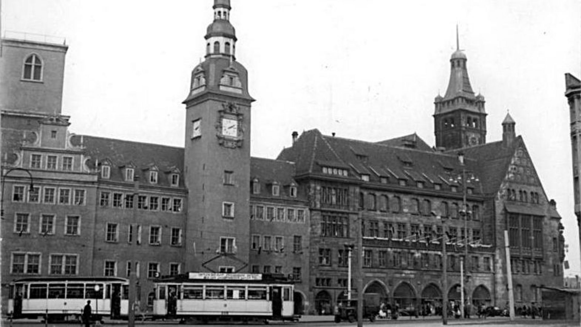 Wiederaufgebautes Rathaus in Karl-Marx-Stadt 1953