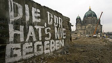 Die Aufnahme zeigt eine Mauer mit Aufschrift der Brücke Rathausstraße in Berlin