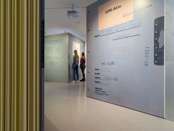 Das Bild zeigt Besucher der Ausstellung "Einblick ins Geheime", die sich gerade die begehbare Akte anschauen.