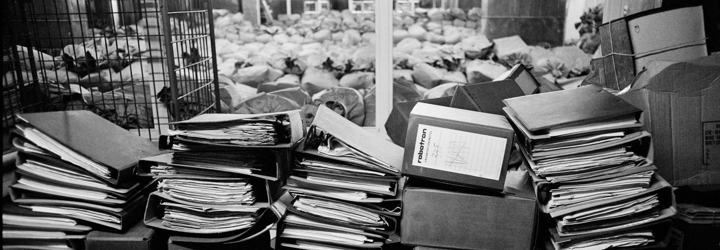 Mitarbeiterin mit unsortiertem Aktenmaterial im Zentralarchiv der Behörde des Bundesbeauftragten für die Unterlagen des Staatssicherheitsdienstes der ehemaligen DDR