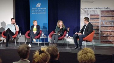 Auf einem erhöhten Podium sitzen Johannes Nichelmann, Dr. Katrin Cholotta, Dagamar Hovestädt und Karsten Huhn.