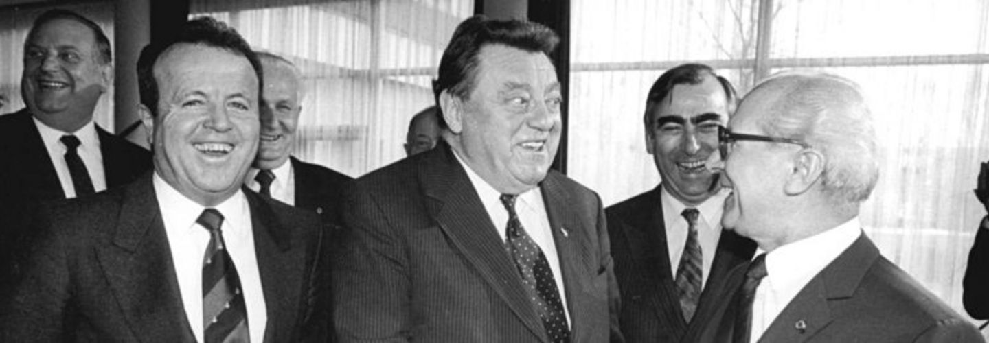 Franz Josef Strauß gewährt Erich Honecker einen Milliardenkredit.