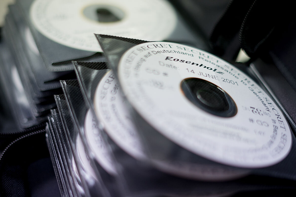 [Das farbige Lichtbild zeigt eine aufgeblätterte Aufbewahrungsmappe für CDs. Im Fokus liegt dieoberste CD. Auf ihr steht, unter der Rundumschrift "Secret", "Rosenholz; Date: 14 June 2011".]".