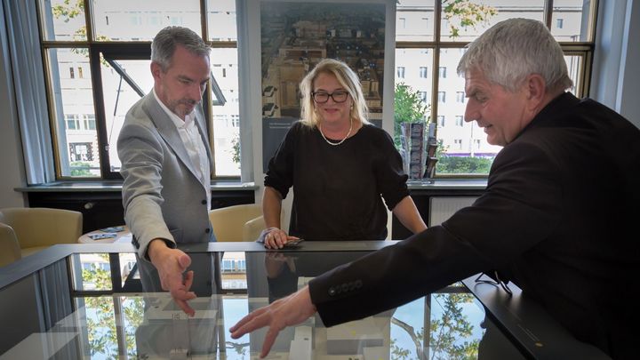 Frank Ebert, Katrin Budde und Roland Jahn betrachten ein Modell des ehemaligen Stasi-Geländes