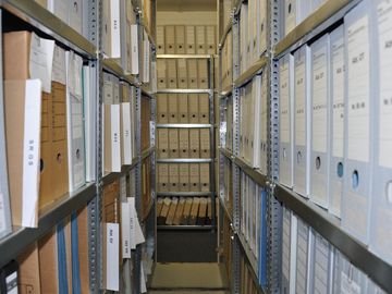 Ein Blick zwischen die Regale mit Stasi-Unterlagen in der Außenstelle Rostock