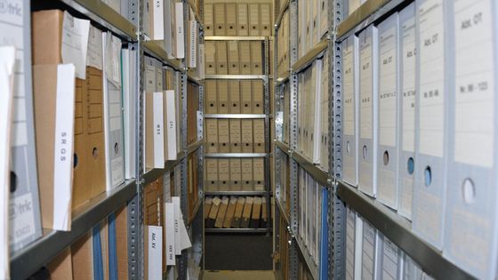 Ein Blick zwischen die Regale mit Stasi-Unterlagen in der Außenstelle Rostock