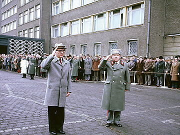 Erich Mielke empfängt Erich Honecker im Innenhof der Stasi-Zentrale am 8. Februar 1980 anlässlich des 30. Gründungstages der Stasi