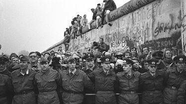 1989. Warten auf die Öffnung des neuen Grenzübergangs am Potsdamer Platz am 12. November