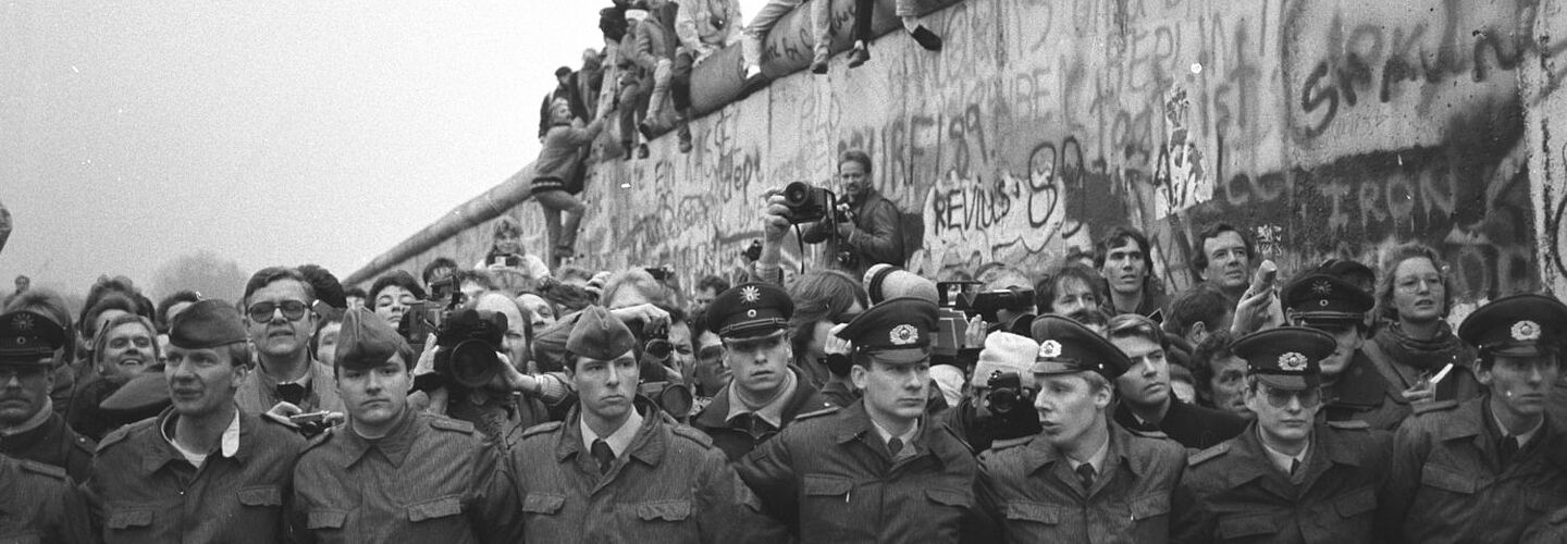 1989. Warten auf die Öffnung des neuen Grenzübergangs am Potsdamer Platz am 12. November