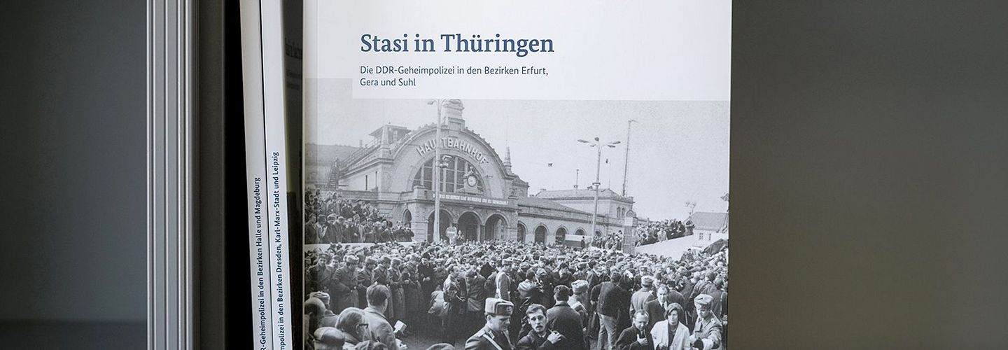 Bücher der Reihe "Stasi in der Region" in einem Bücherregal