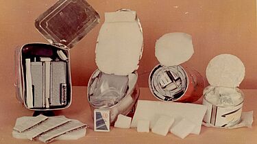 Foto zeigt geöffnete Lebensmitteldosen, in denen Spionagetechnik verpackt ist