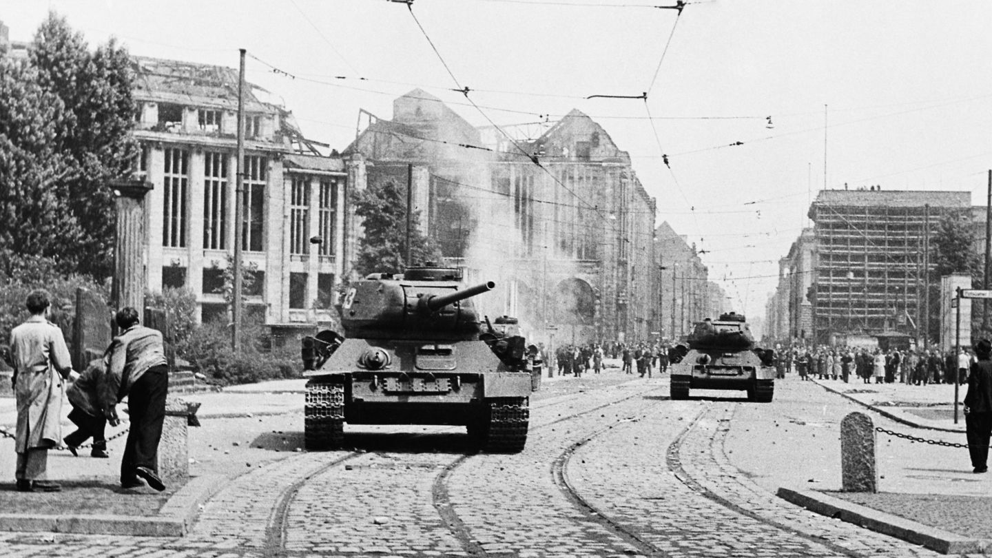 Demonstranten werfen Steine auf sowjetische Panzer., Quelle:
            Bundesbildstelle, B 145 Bild-00203064