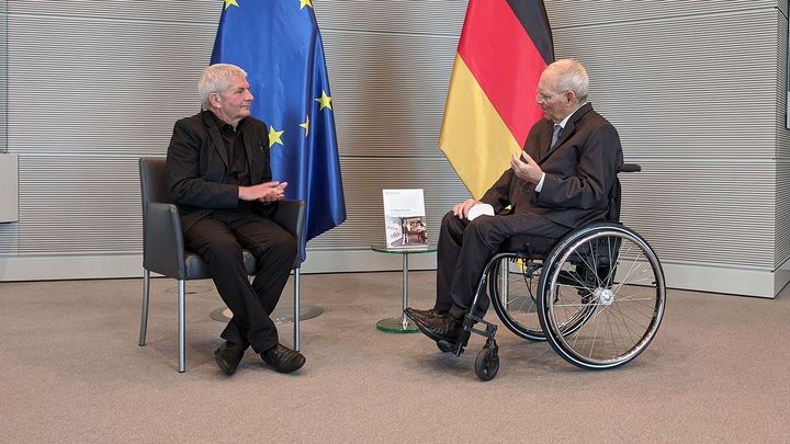 Der Bundesbeauftragte Roland Jahn mit dem Bundestagspräsidenten Wolfgang Schäuble bei der Übergabe des 15. Tätigkeitsberichts