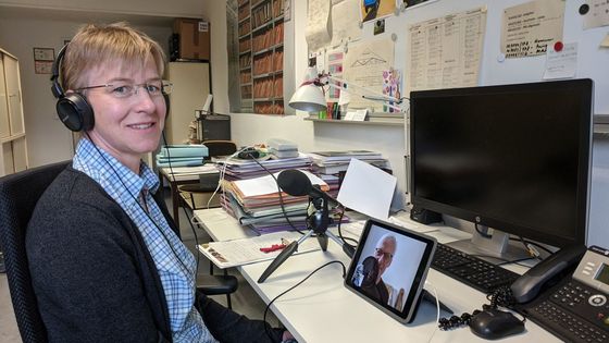 Susann Freitag sitzt mit Kopfhörern vor einem Tablet und nimmt ihre Podcast-Episode auf.