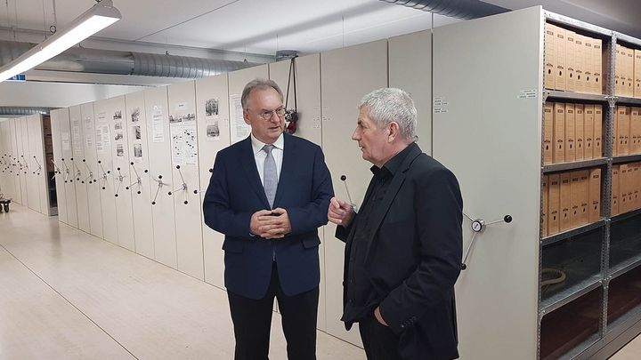 Der Ministerpräsident des Landes Sachsen-Anhalt Reiner Haseloff (CDU) und der Bundesbeauftragte Roland Jahn im Stasi-Unterlagen-Archiv in Halle