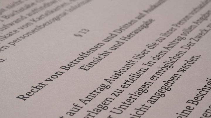 Eine Seite des Stasi-Unterlagen-Gesetzes, im Fokus Paragraph 13 'Recht von Betroffenen und Dritten auf Auskunft, Einsicht und Herausgabe'