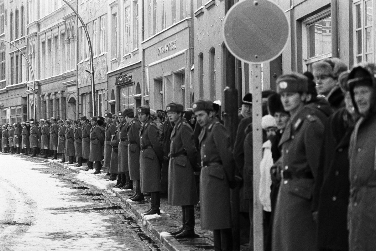 Durch Volkspolizisten der DDR abgesperrte Straßen während des Besuchs von Bundeskanzler Helmut Schmidt in Güstrow.