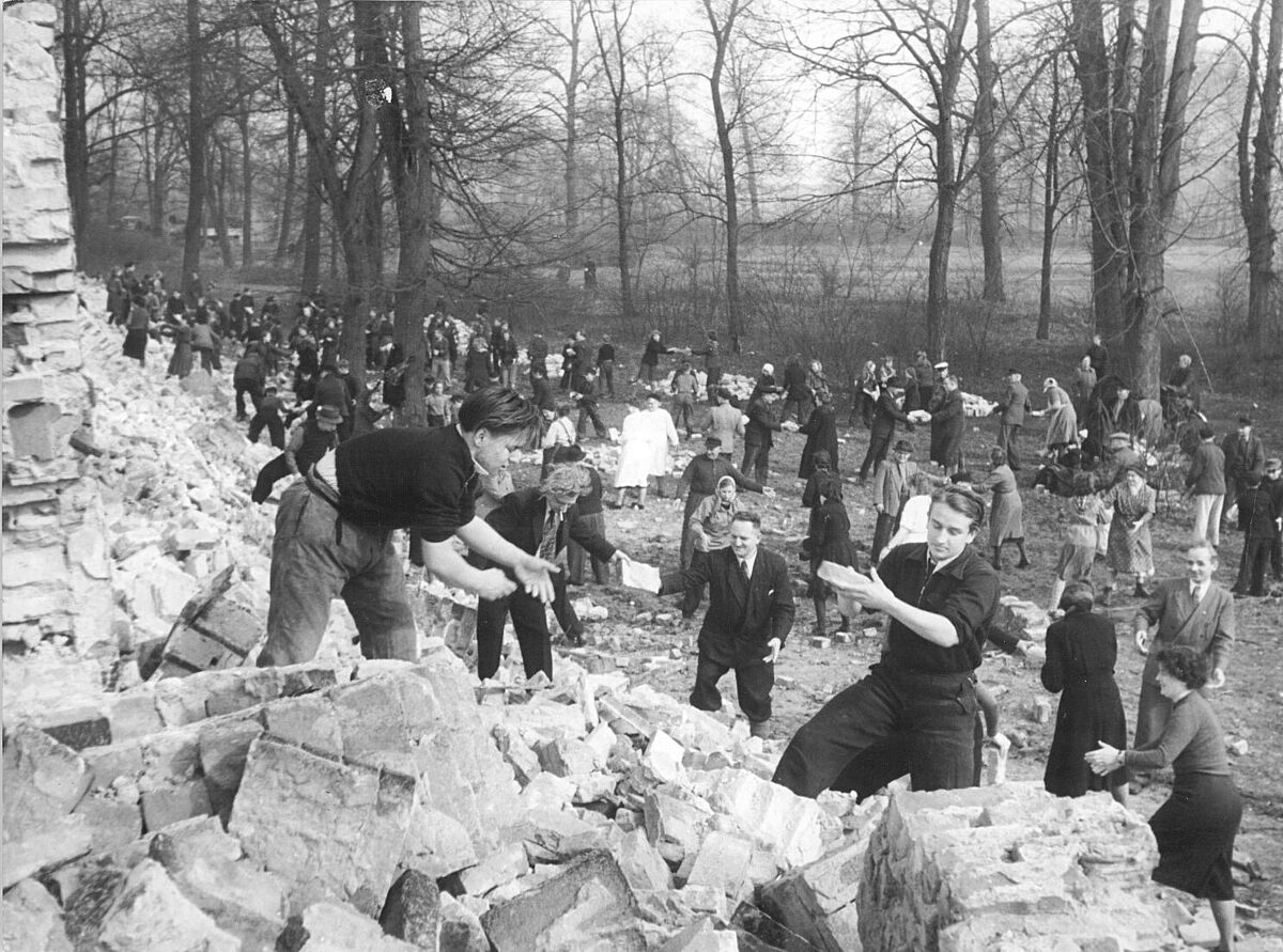 Menschen räumen Trümmer im Tierpark Berlin-Friedrichsfelde weg.