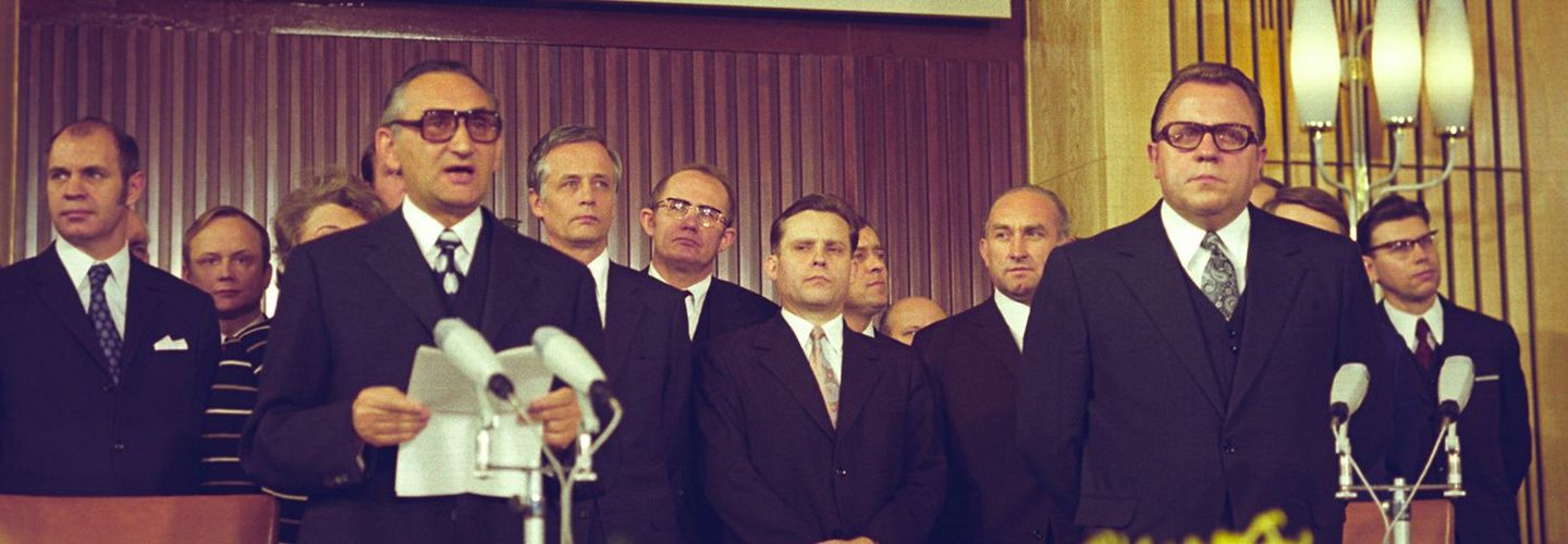 Nach der Unterzeichnung des Grundlagenvertrags am 21.12.1972. Die beiden Verhandlungsführer Egon Bahr (Links) und Michael Kohl (Rechts) im Haus des Ministerrats der DDR in Ost-Berlin.
