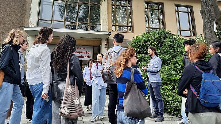 Studierende aus Kanada stehen vor Haus 22 auf dem Gelände der ehemaligen Stasi-Zentrale.