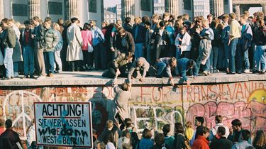 Menschen auf der Mauer am Brandenburger Tor 1989