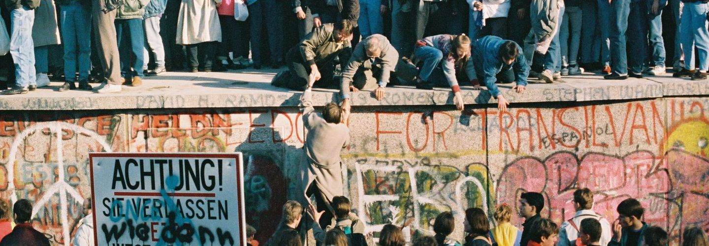 Menschen auf der Mauer am Brandenburger Tor 1989