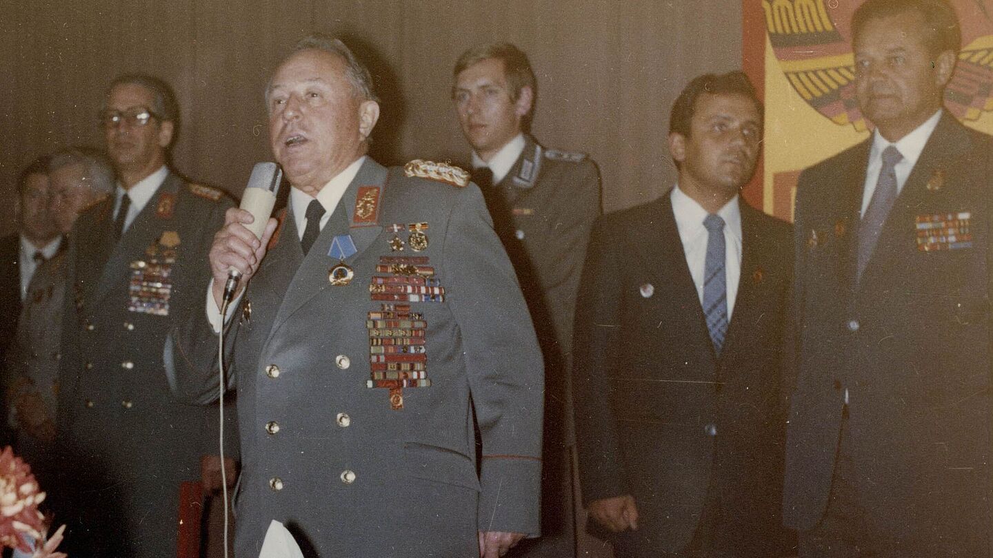 Stasi-Minister Erich Mielke bei einem Bankett anlässlich des 30. Jahrestages der Gründung der DDR in der Stasi-Zentrale in Berlin-Lichtenberg, 1979., Quelle:
            BArch, MfS, BdL, Fo, Nr. 249, Bild 16
