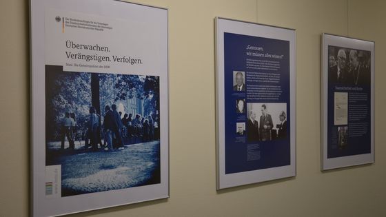 Drei Tafeln der Leihausstellung 'Überwachen. Verängstigen. Verfolgen., welche die Geschichte der Stasi unter anderem anhand von Einzelbiografien erzählen.