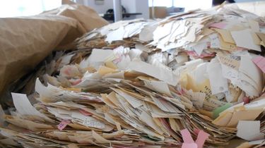 Schnipsel von Stasi-Unterlagen liegen in einem Sack.