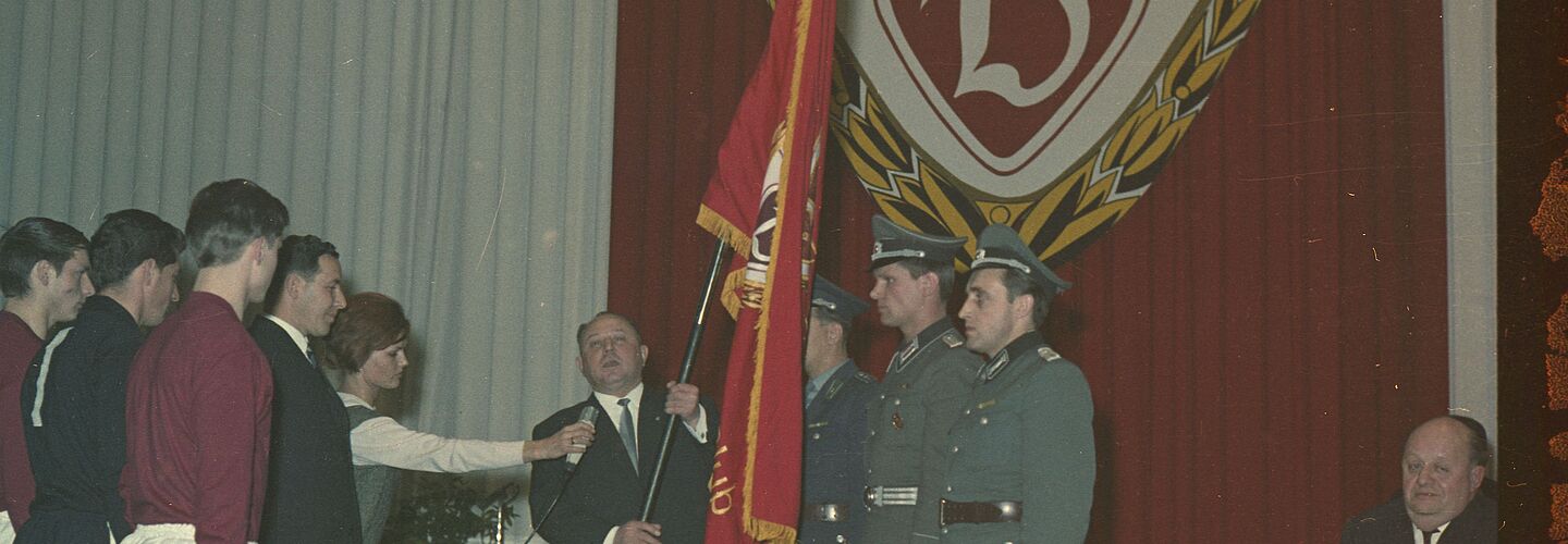 Stasi-Minister Erich Mielke Übergabe Vereinsfahne Gründung des BFC Dynamo 1966