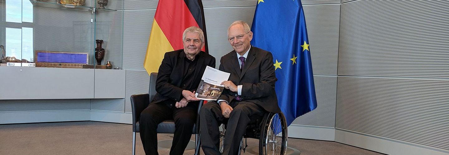 Der Bundesbeauftragte für die Stasi-Unterlagen, Roland Jahn, übergibt den 14. Tatigkeitsbericht an den Bundestagspräsidenten Dr. Wolfgang Schäuble