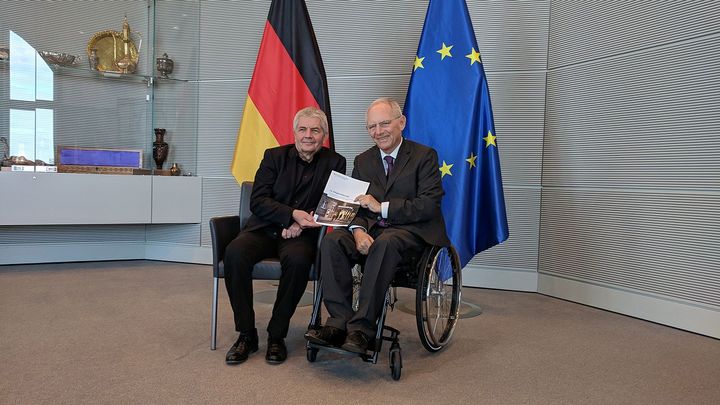 Der Bundesbeauftragte für die Stasi-Unterlagen, Roland Jahn, übergibt den 14. Tatigkeitsbericht an den Bundestagspräsidenten Dr. Wolfgang Schäuble