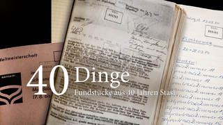 Im Vordergrund ist der Schriftzug "40 Dinge. Fundstücke aus 40 Jahren Stasi" zu erkennen. Im Hintergrund sind Stasi-Unterlagen abgebildet.