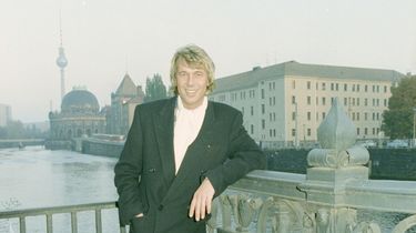 Roland Kaiser steht im Oktober 1987 in Ost-Berlin. Im Hintergrund die Museumsinsel und der Fernsehturm.