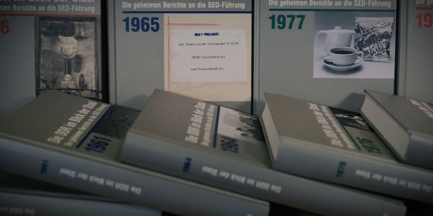 Bücher der Reihe "DDR im Blick" in einem Bücherregal, Quelle:
            BStU / Mulders