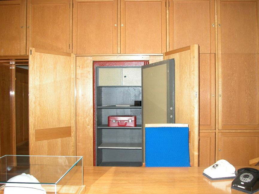 Der "Rote Koffer" 2004 in einem geöffneten Panzerschrank im ehemaligen Büro von Erich Mielke