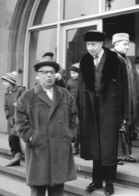 Prof. Dr. Friedrich Karl Kaul (links) und Prof. Dr. Kuczynski vor dem Verhandlungsgebäude des Auschwitz-Prozesses